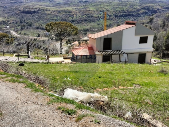 R9-3708 Land with Building for Sale in Hadath El Jebbeh – Bcharre, 3 Floorsأرض مع بناء للبيع في حدث الجبة بشري – 3 طوابق — Photo 5 of 7