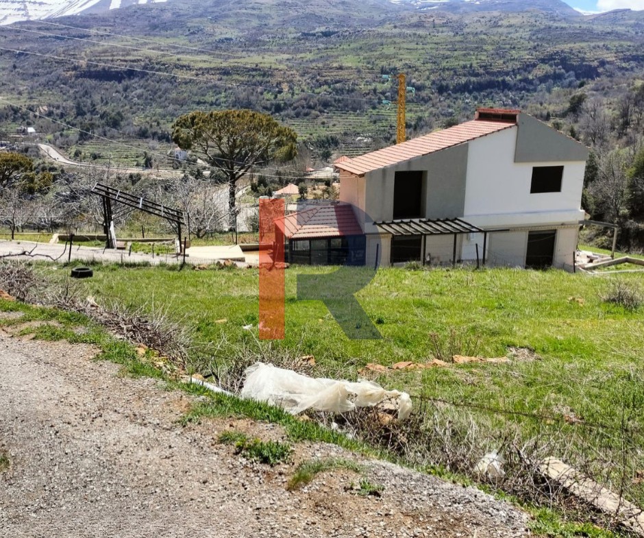 R9-3708 Land with Building for Sale in Hadath El Jebbeh – Bcharre, 3 Floorsأرض مع بناء للبيع في حدث الجبة بشري – 3 طوابق — Photo 5 of 7