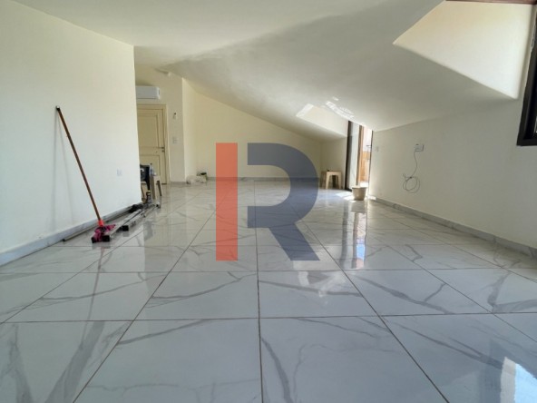 R9-3792 جملون للبيع في راسمسقا الكورة – 150 م²، إطلالة بانورامية — الصورة 5 من 16
