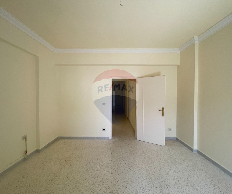 R9-3905 Newly Renovated Apartment for Sale in Abou Samra – Sahat Saadoun, Tripoli, 185 m²شقة مجددة حديثًا للبيع في أبو سمرا – ساحة سعدون، طرابلس، 185 م² — Photo 13 of 15