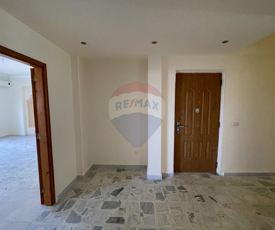 R9-3905 Newly Renovated Apartment for Sale in Abou Samra – Sahat Saadoun, Tripoli, 185 m²شقة مجددة حديثًا للبيع في أبو سمرا – ساحة سعدون، طرابلس، 185 م² — Photo 14 of 15