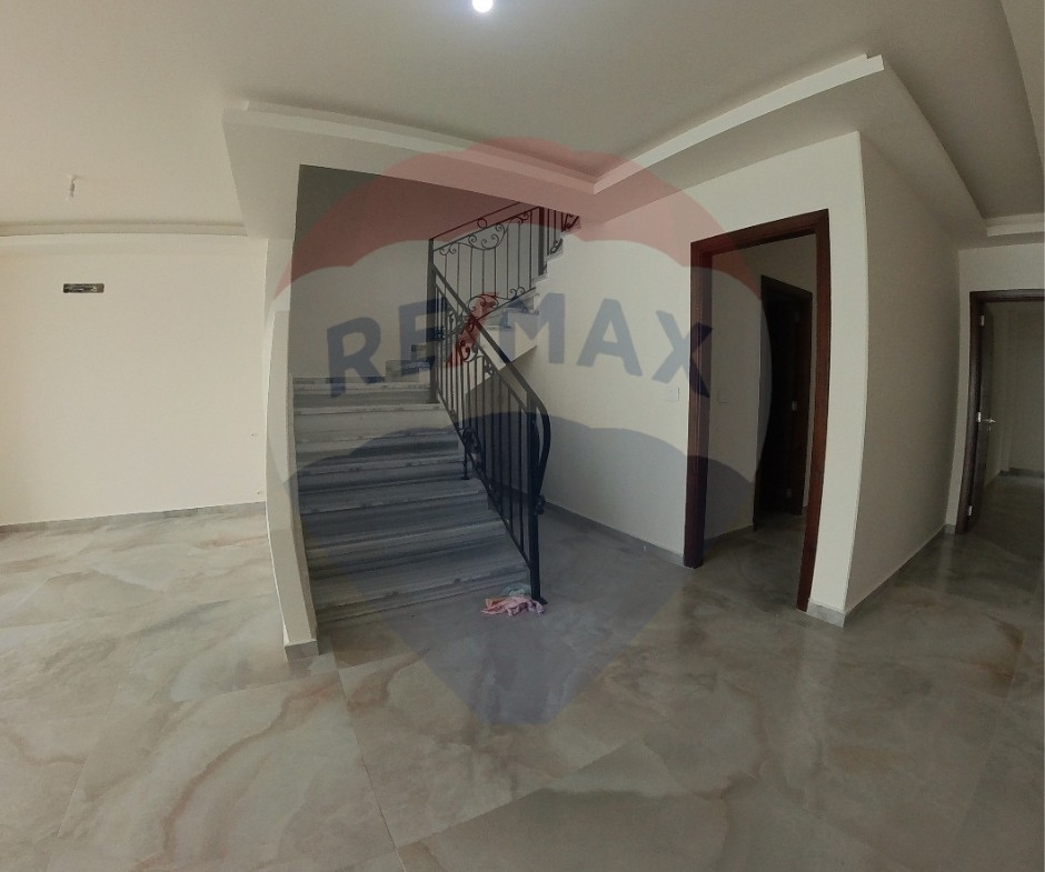 R9-3957 Triplex for Rent in Balamand – Koura, 381 m², Sea & Mountain Viewتريبلكس للإيجار في البلمند – الكورة، 381 م²، إطلالة بحرية وجبلية — Photo 16 of 22