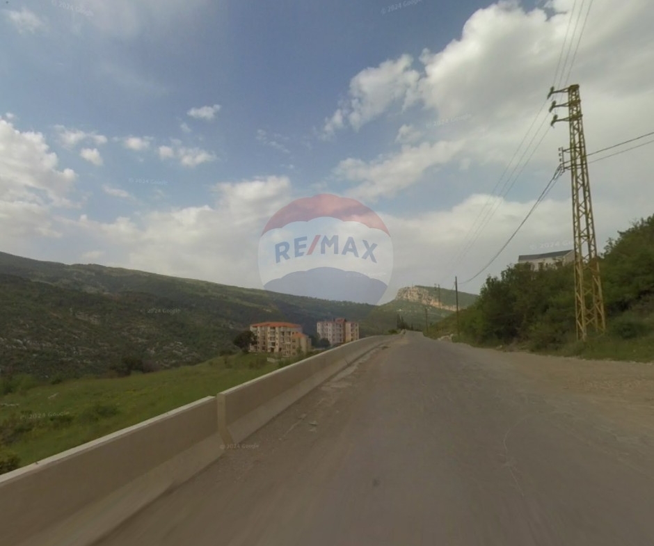 R9-3945 أرض للبيع في قنات – بشري، 3,711 م²، تصنيف 15/30 — الصورة 2 من 3