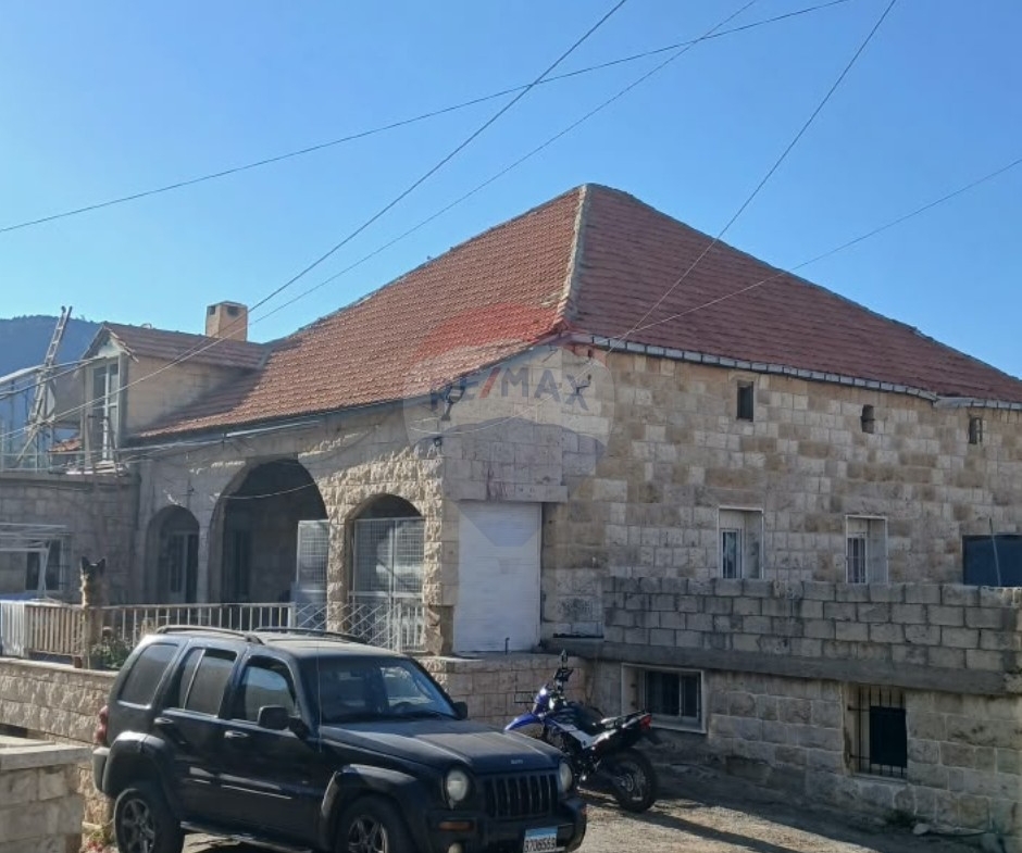R9-3907 Stone House for Sale in Douma – Batroun, 1100 m², 3 Floorsبيت حجري للبيع في دوما – البترون، 1100 م²، 3 طوابق — Photo 4 of 9