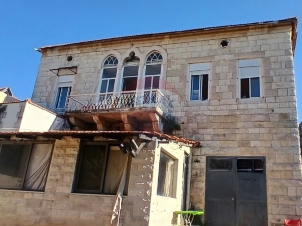 R9-3907 Stone House for Sale in Douma – Batroun, 1100 m², 3 Floorsبيت حجري للبيع في دوما – البترون، 1100 م²، 3 طوابق — Photo 5 of 9