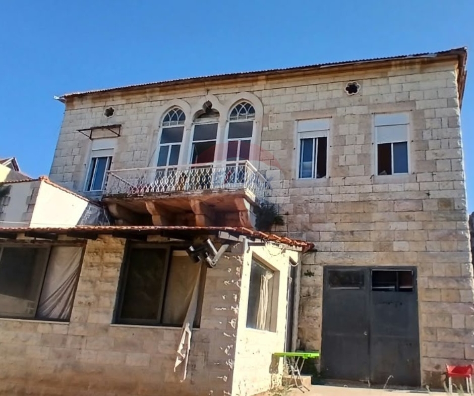 R9-3907 Stone House for Sale in Douma – Batroun, 1100 m², 3 Floorsبيت حجري للبيع في دوما – البترون، 1100 م²، 3 طوابق — Photo 5 of 9