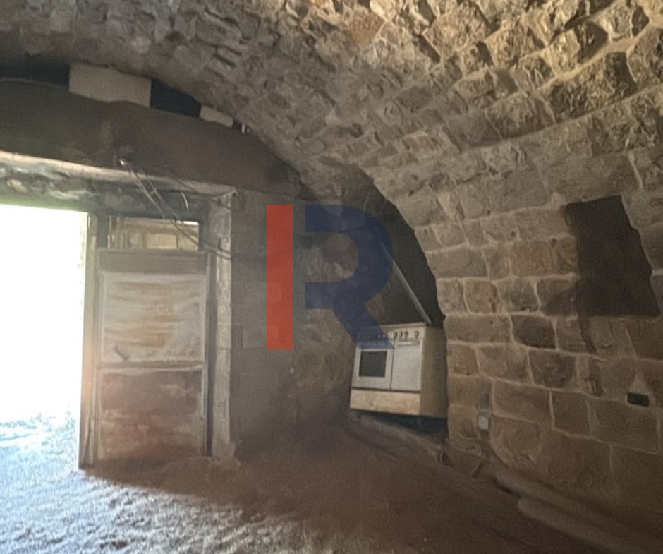 R9-3907 Stone House for Sale in Douma – Batroun, 1100 m², 3 Floorsبيت حجري للبيع في دوما – البترون، 1100 م²، 3 طوابق — Photo 6 of 9