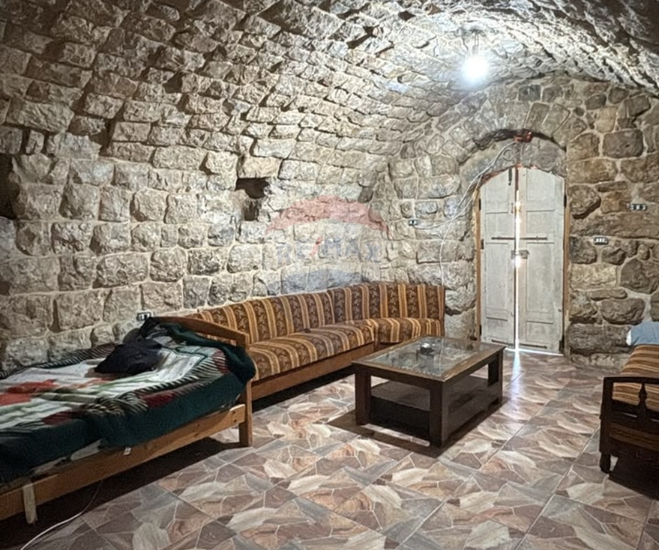 R9-3907 Stone House for Sale in Douma – Batroun, 1100 m², 3 Floorsبيت حجري للبيع في دوما – البترون، 1100 م²، 3 طوابق — Photo 8 of 9