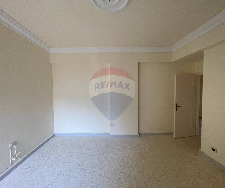R9-3905 Newly Renovated Apartment for Sale in Abou Samra – Sahat Saadoun, Tripoli, 185 m²شقة مجددة حديثًا للبيع في أبو سمرا – ساحة سعدون، طرابلس، 185 م² — Photo 8 of 15