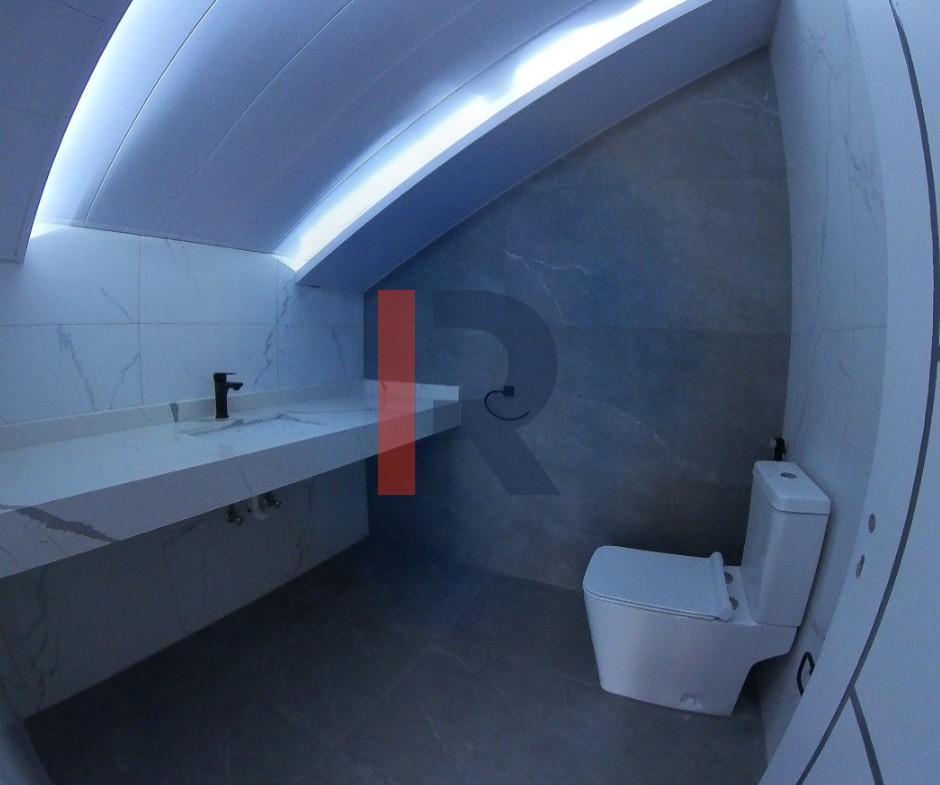 R9-3957 Triplex for Rent in Balamand – Koura, 381 m², Sea & Mountain Viewتريبلكس للإيجار في البلمند – الكورة، 381 م²، إطلالة بحرية وجبلية — Photo 9 of 22