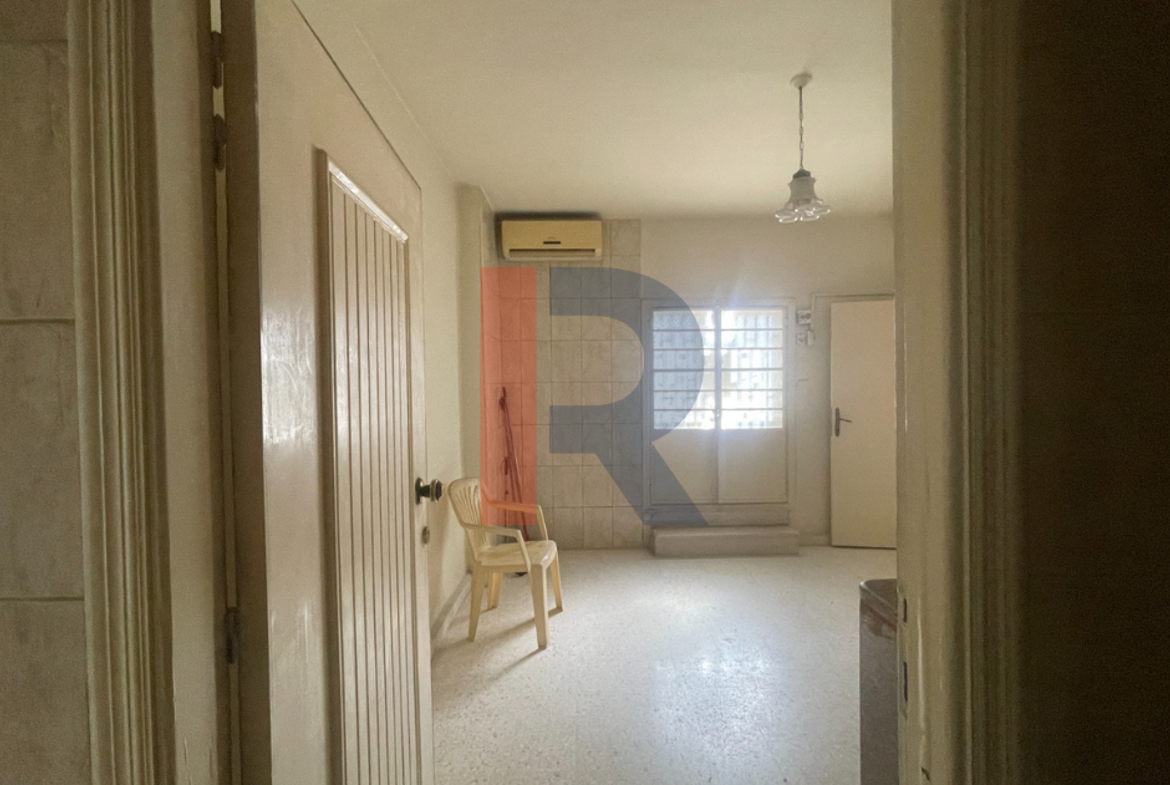 R-4032 مكتب تجاري 53م للبيع في البولفار طرابلس طابق اول مع مطبخ وموقف واسانسير — الصورة 2 من 9