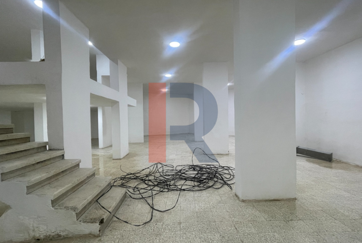 R9-4038 600m² Commercial Warehouse for Sale in Sahat El Nour Tripoli | With Solar & Freight Lift — Photo 2 of 8
