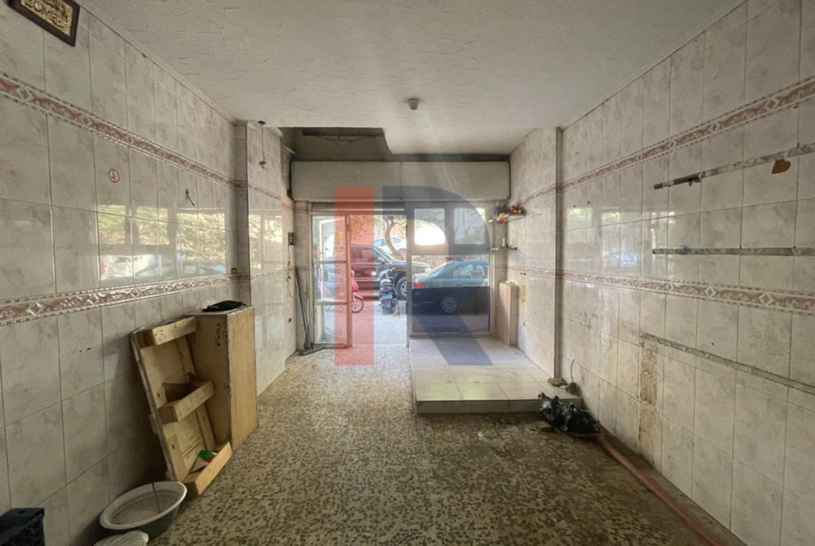 R9-4043 محل تجاري 20م 2 طوابق للبيع في محرم طرابلس قرب الخانق مع واجهة — الصورة 2 من 4