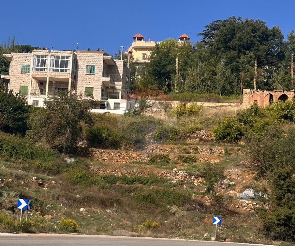 R9-4024 1,640m² Highway Land for Sale in Hadath El Jebbeh | Zoning 25/50أرض 1,640 متر للبيع مباشرة على الأوتوستراد في حدث الجبة. مصنفة 25/50 مع طريق معبّد وإطلالات جبلية رائعة. اتصل الآن للمزيد من التفاصيل — Photo 2 of 2