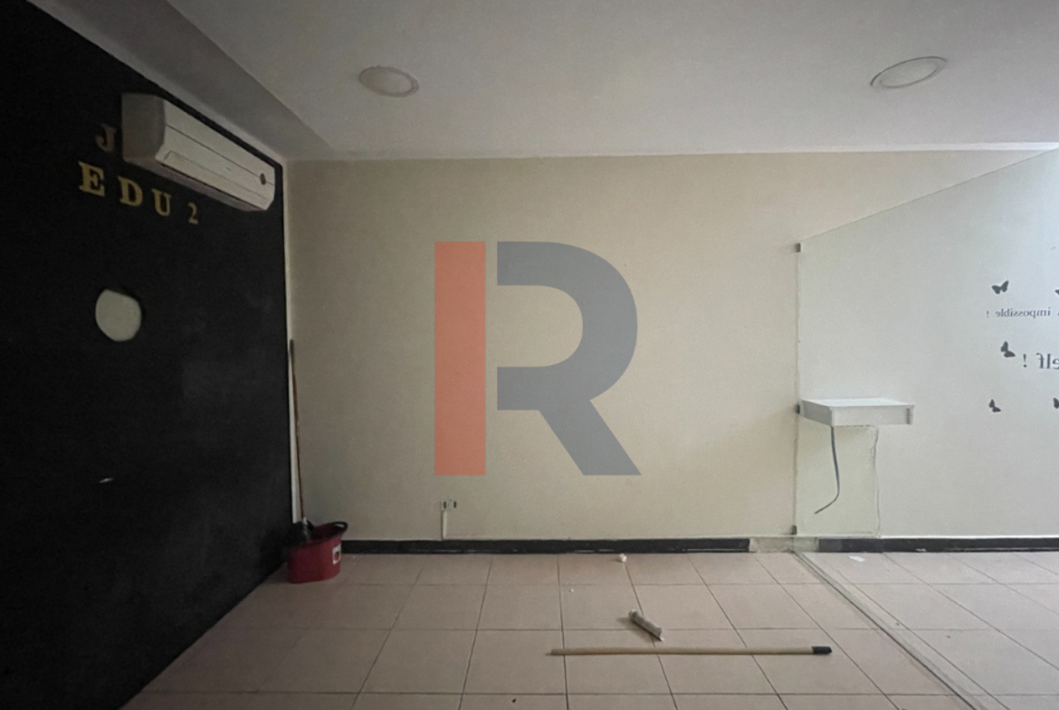 R9-4072 محل 45م للايجار في سيتي كومبلكس طرابلس طابق -1 مثالي لمركز تعليمي — الصورة 2 من 4
