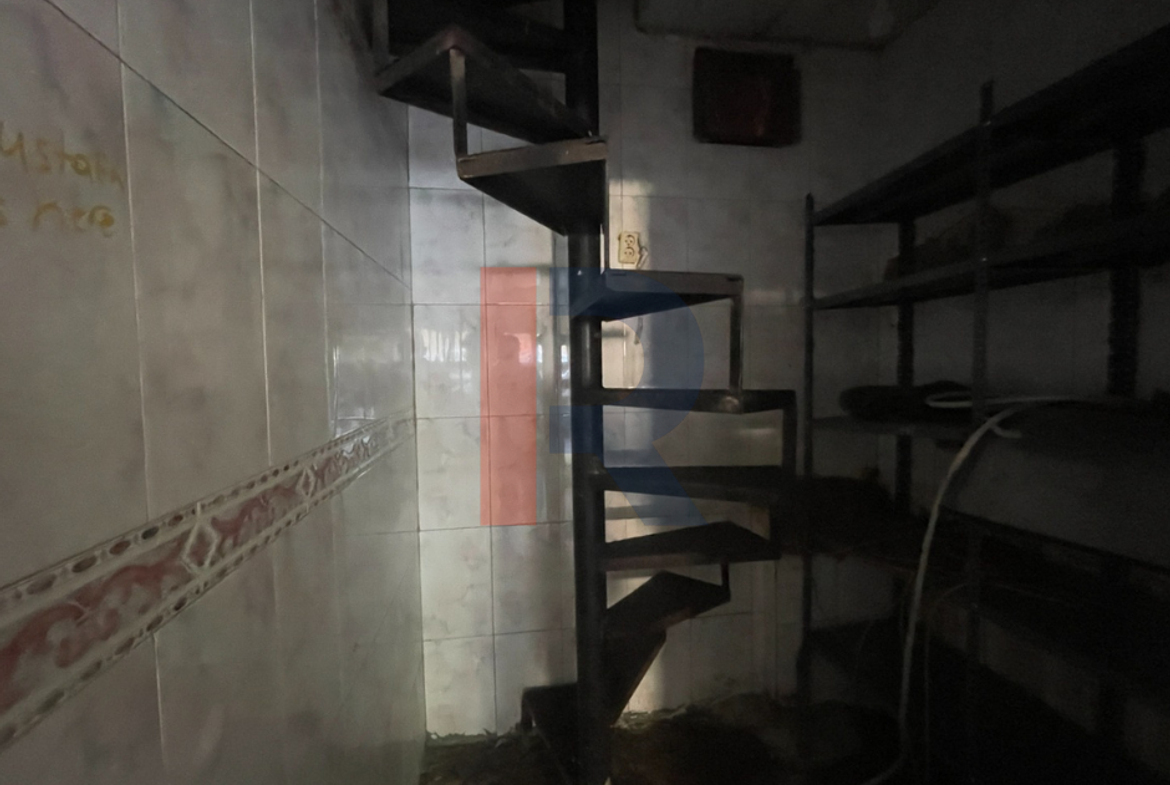 R9-4043 محل تجاري 20م 2 طوابق للبيع في محرم طرابلس قرب الخانق مع واجهة — الصورة 3 من 4