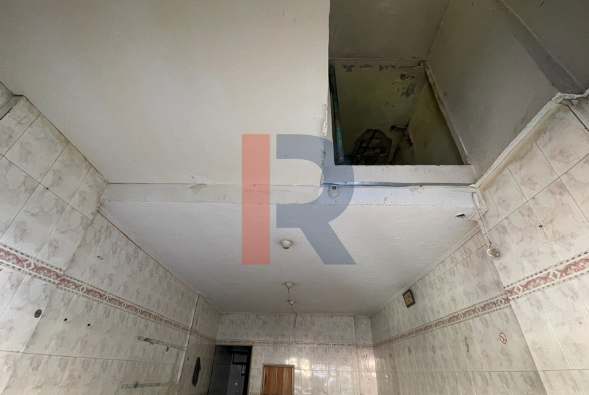 R9-4043 محل تجاري 20م 2 طوابق للبيع في محرم طرابلس قرب الخانق مع واجهة — الصورة 4 من 4