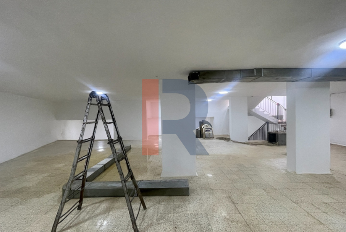 R9-4038 600m² Commercial Warehouse for Sale in Sahat El Nour Tripoli | With Solar & Freight Lift — Photo 4 of 8
