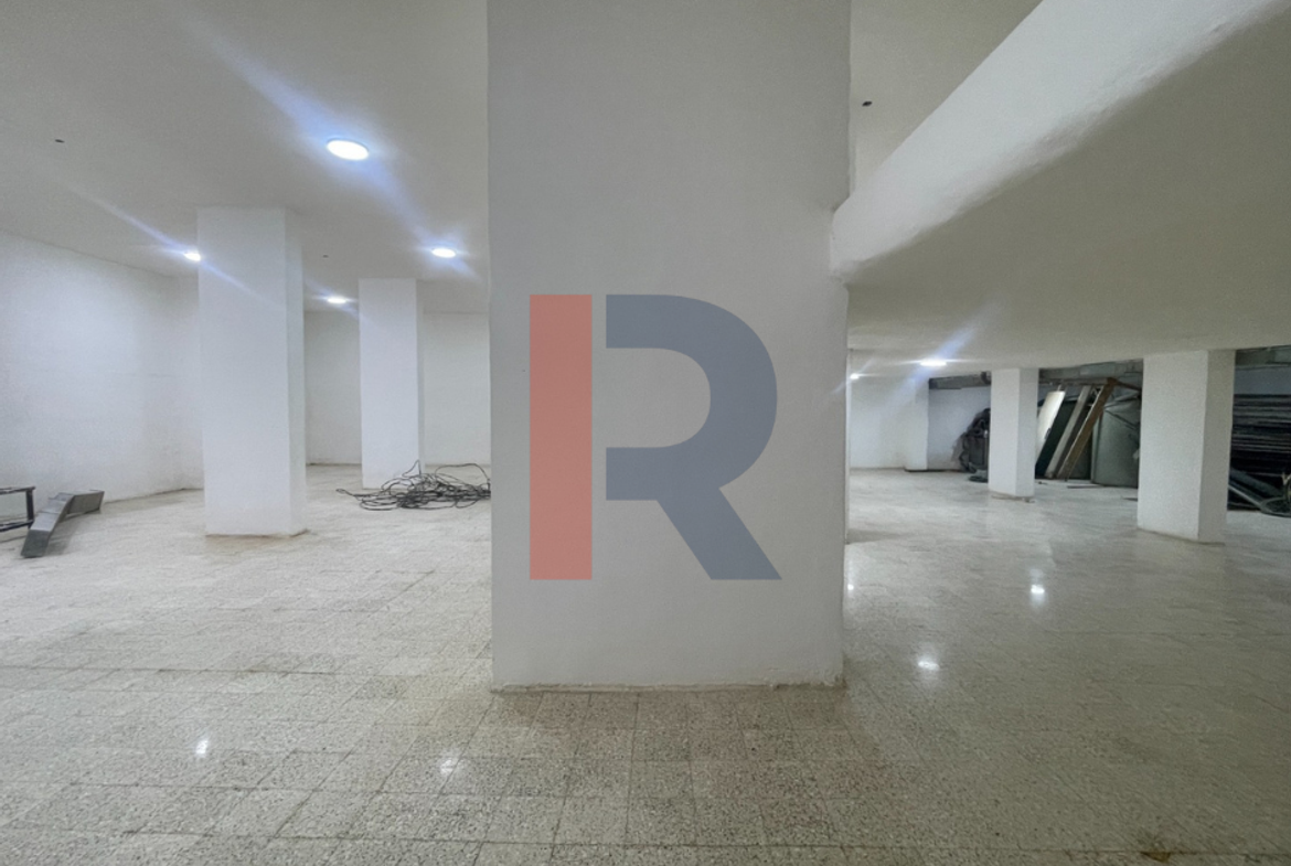 R9-4038 600m² Commercial Warehouse for Sale in Sahat El Nour Tripoli | With Solar & Freight Lift — Photo 5 of 8