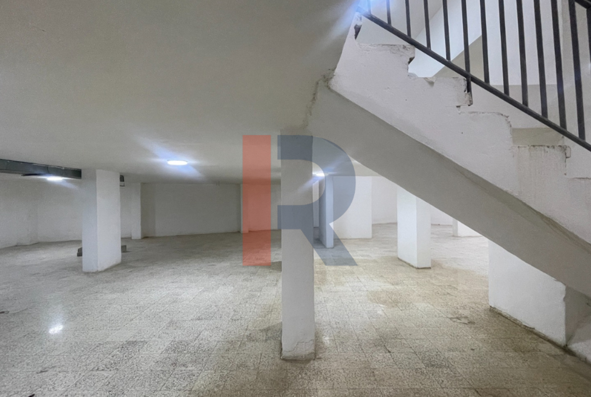 R9-4038 600m² Commercial Warehouse for Sale in Sahat El Nour Tripoli | With Solar & Freight Lift — Photo 6 of 8