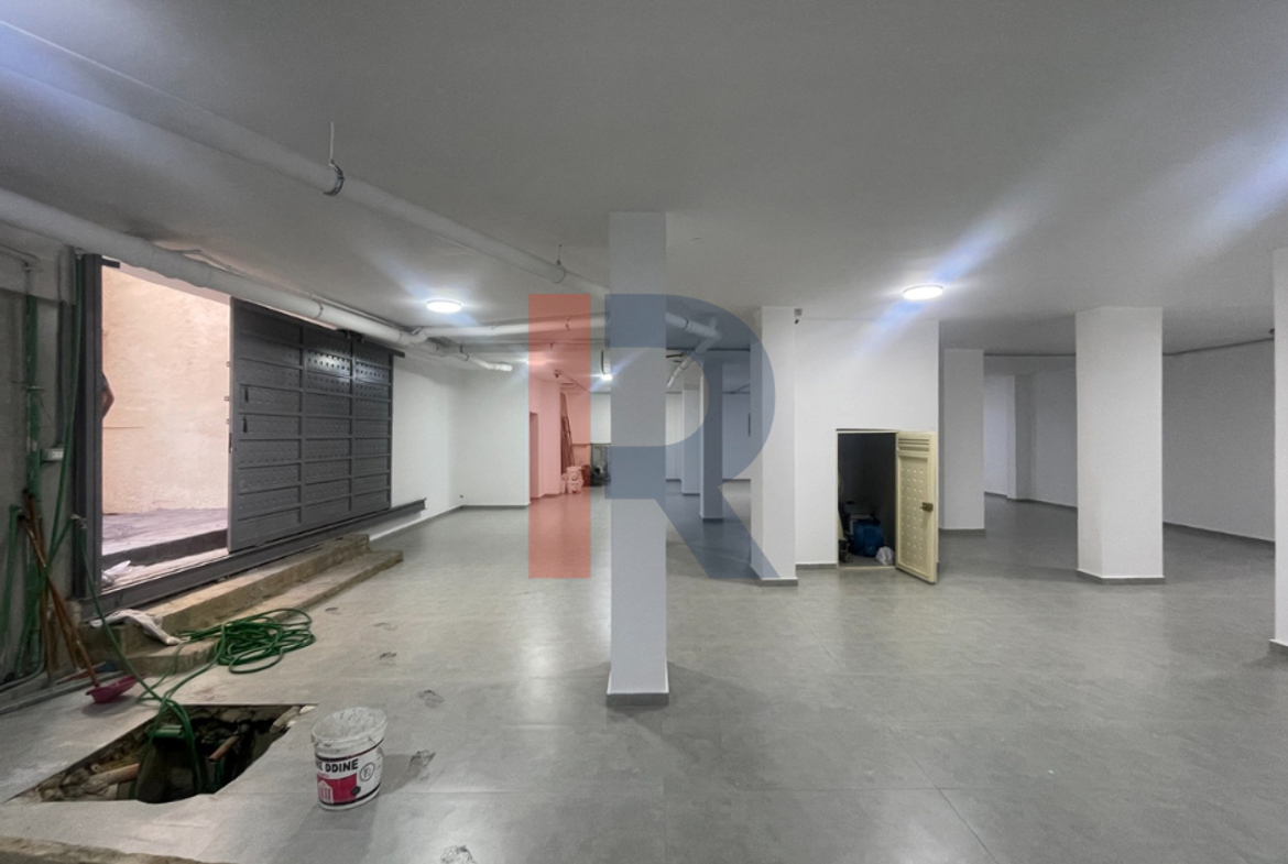 R9-4038 مستودع تجاري 300م للبيع في المعرض طرابلس مثالي لنادي رياضي مع مدخل بيك اب — الصورة 6 من 8