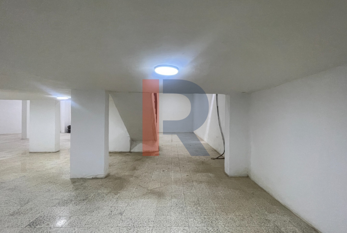 R9-4038 600m² Commercial Warehouse for Sale in Sahat El Nour Tripoli | With Solar & Freight Lift — Photo 7 of 8